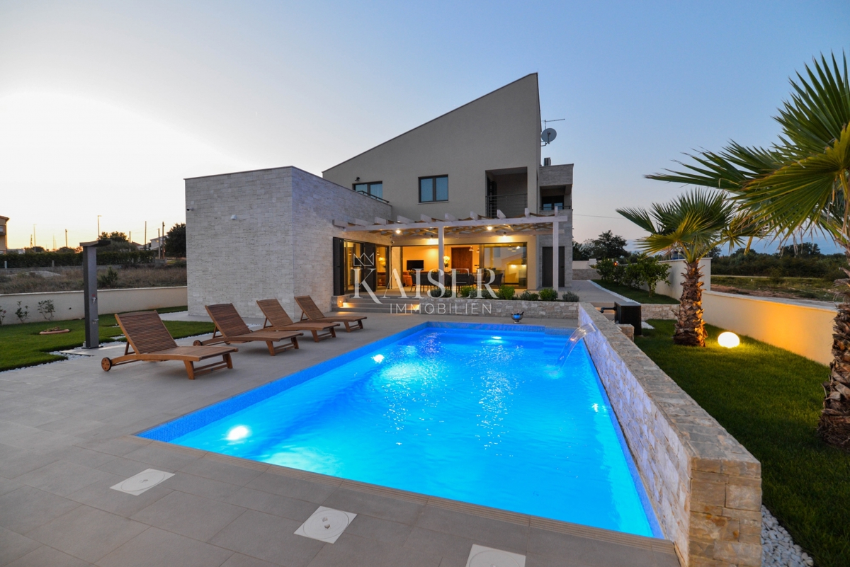 Nin, Poljica Brig - proprietà unica con due case, piscine e un nuovo progetto di villa