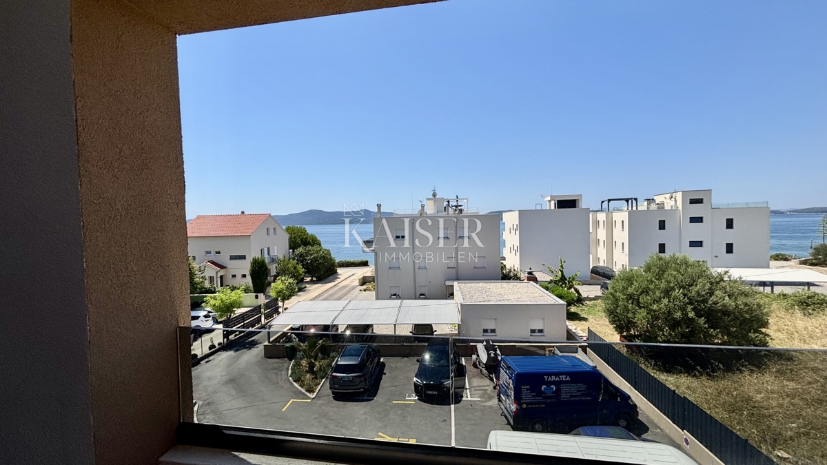 ZADAR–SUKOŠAN: Appartamento con terrazza sul tetto, vicino alla spiaggia.    