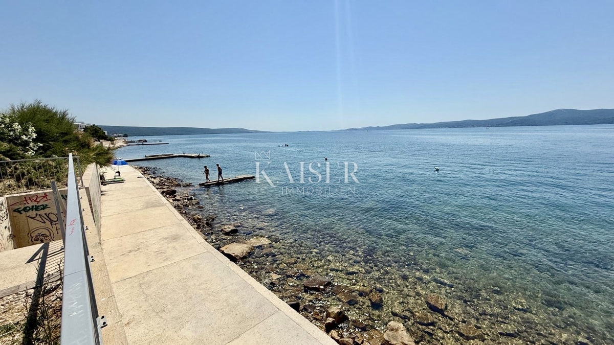 ZADAR–SUKOŠAN: Appartamento con terrazza sul tetto, vicino alla spiaggia.    