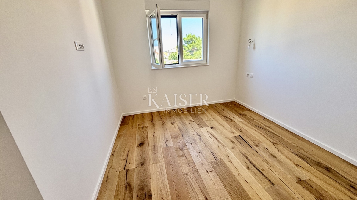 ZADAR–SUKOŠAN: Appartamento con terrazza sul tetto, vicino alla spiaggia.    