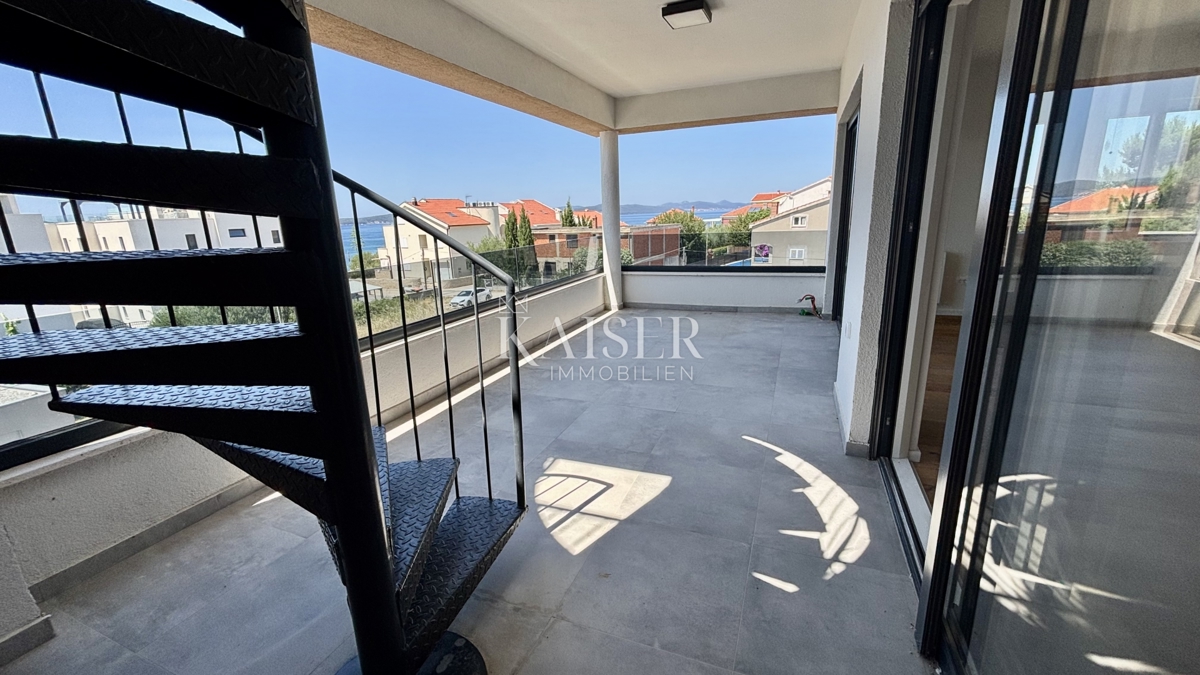 ZADAR–SUKOŠAN: Appartamento con terrazza sul tetto, vicino alla spiaggia.    
