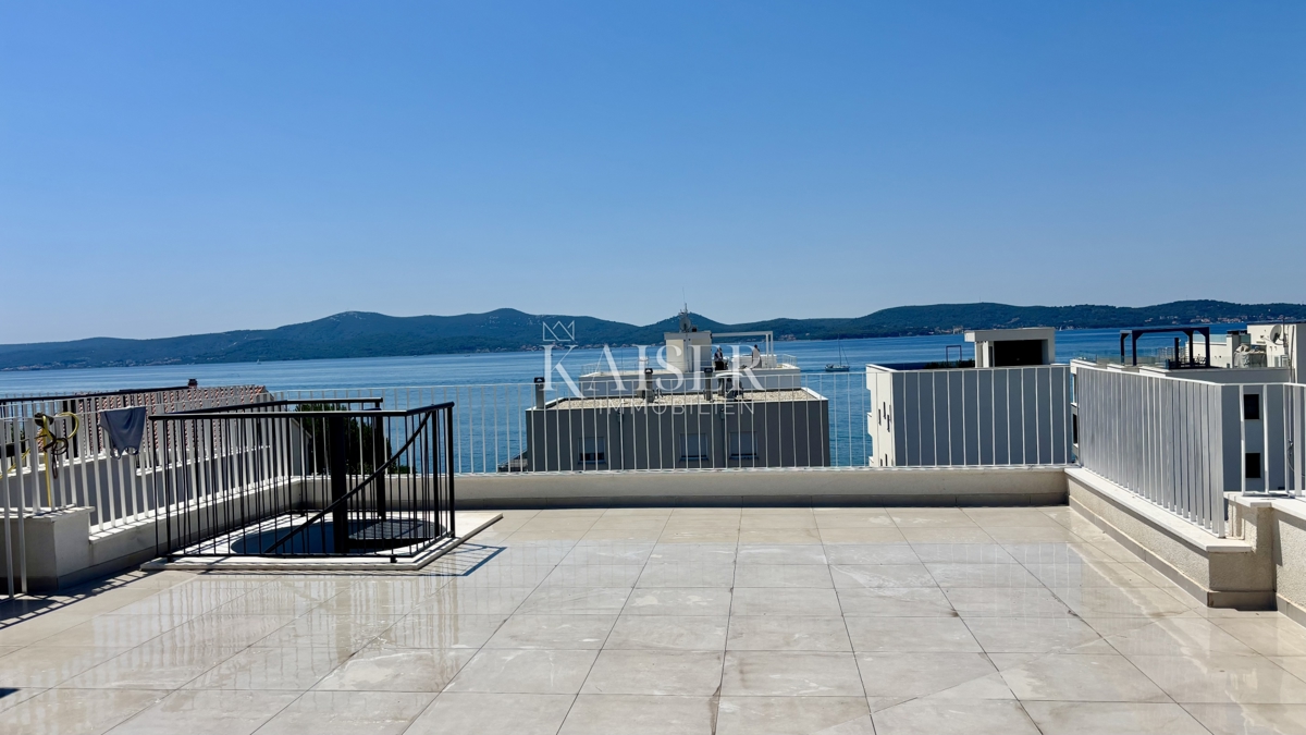 ZADAR–SUKOŠAN: Appartamento con terrazza sul tetto, vicino alla spiaggia.    