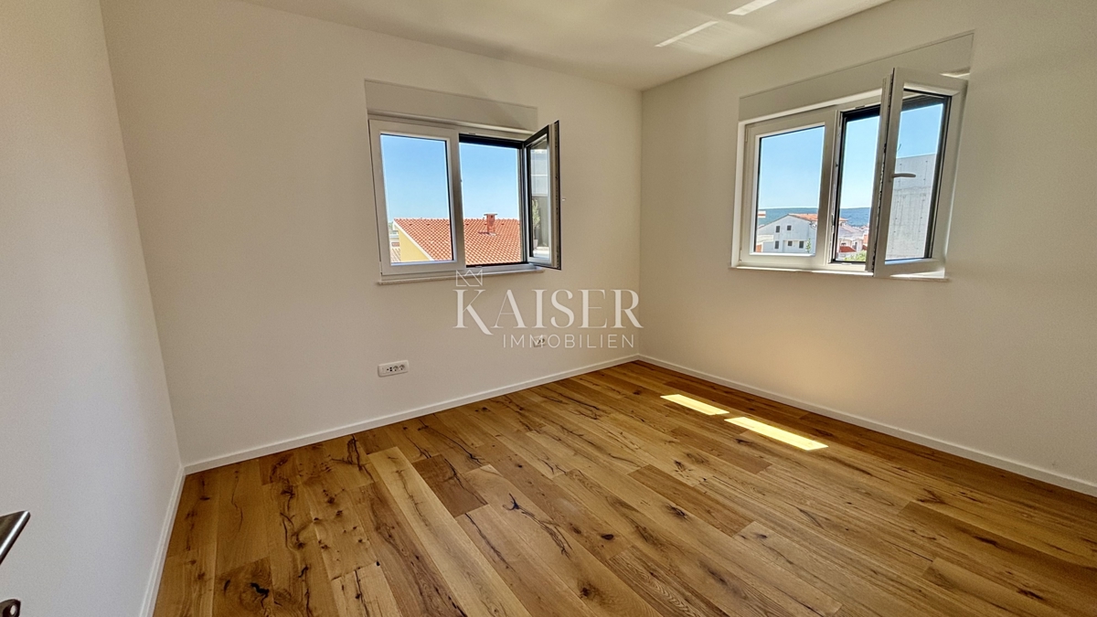 ZADAR–SUKOŠAN: Appartamento con terrazza sul tetto, vicino alla spiaggia.    