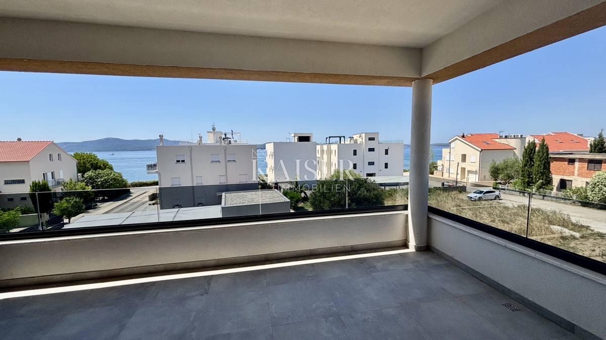 ZADAR–SUKOŠAN: Appartamento con terrazza sul tetto, vicino alla spiaggia.    
