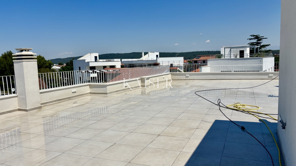 ZADAR–SUKOŠAN: Appartamento con terrazza sul tetto, vicino alla spiaggia.    
