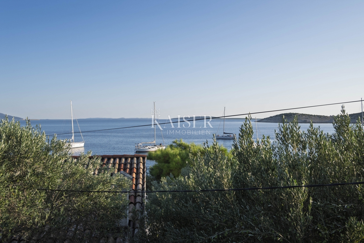 Martinšćica, isola di Cherso, villa mediterranea sulla spiaggia