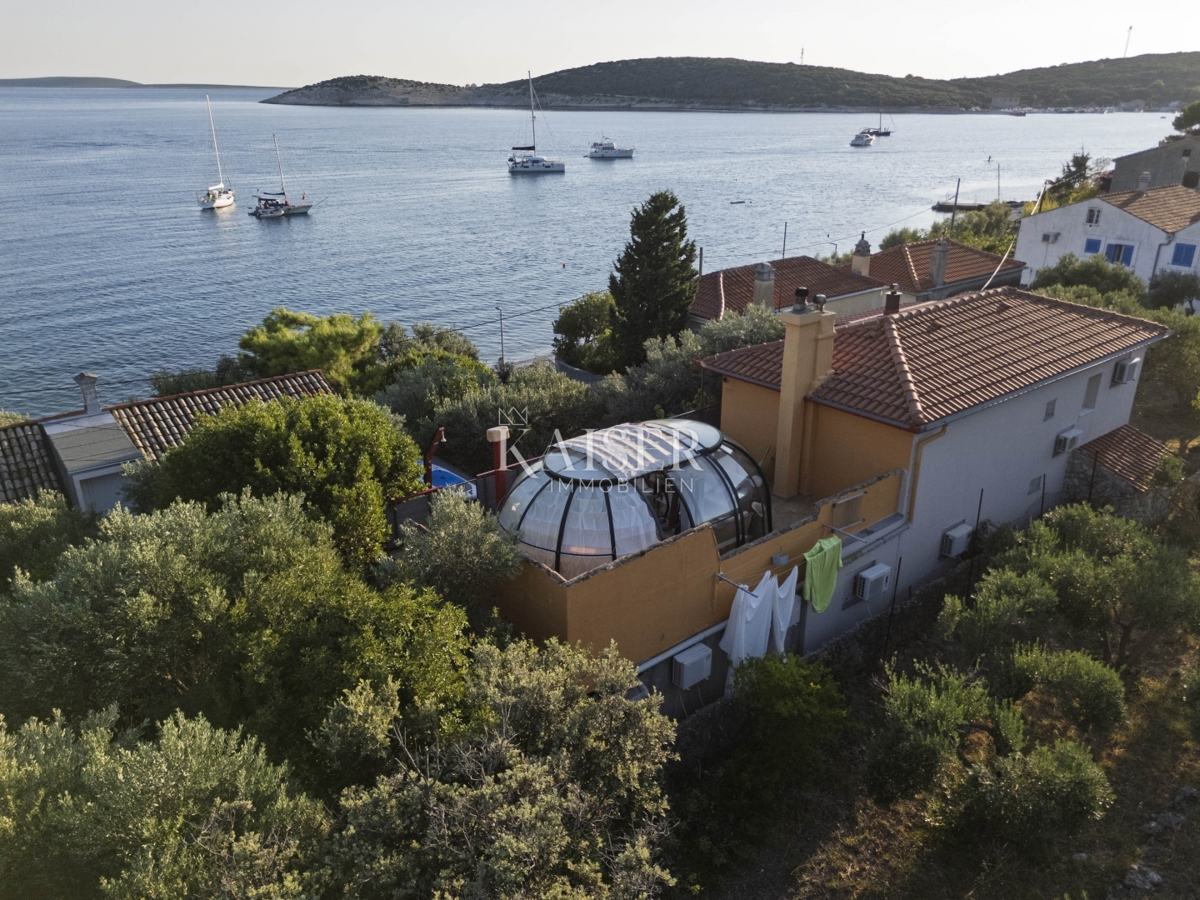 Martinšćica, isola di Cherso, villa mediterranea sulla spiaggia