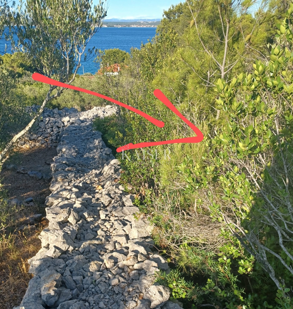 Ugljan, Kukljica, terreno edificabile 843 m2, a 150 m dal mare con vista sul canale di Zara