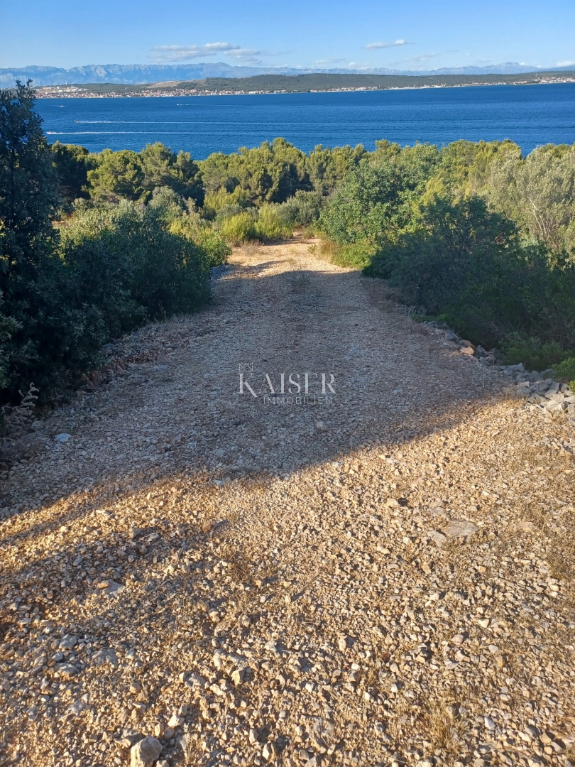 Ugljan, Kukljica, terreno edificabile 843 m2, a 150 m dal mare con vista sul canale di Zara