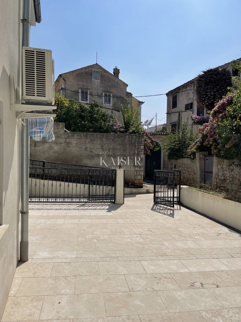 Mali Lošinj, casa storica ristrutturata nel centro, 261 m², 3 piani, giardino