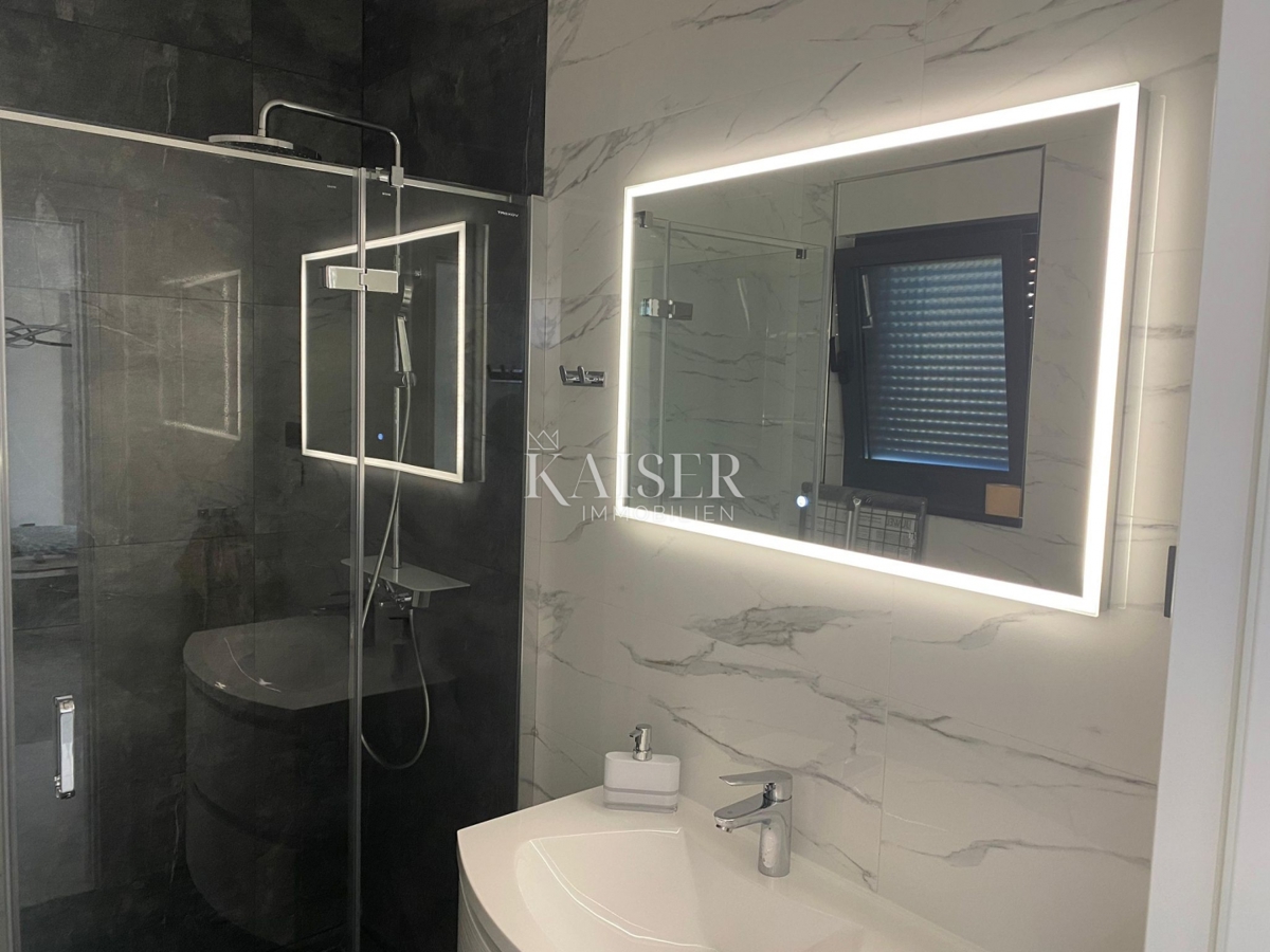 Srima, Vodice - Appartamento con tre camere da letto e terrazza sul tetto