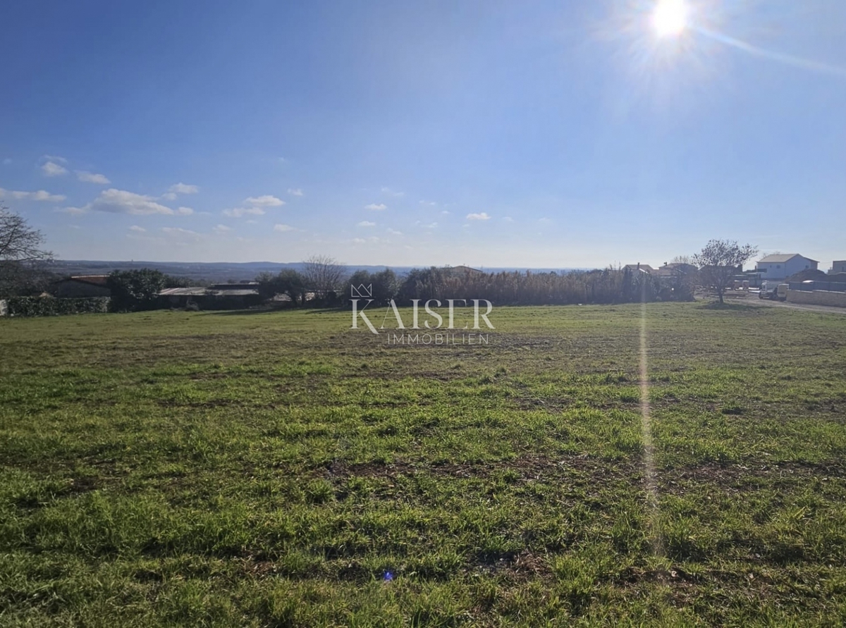 Istria, Parenzo - attraente terreno edificabile 3.150 m2