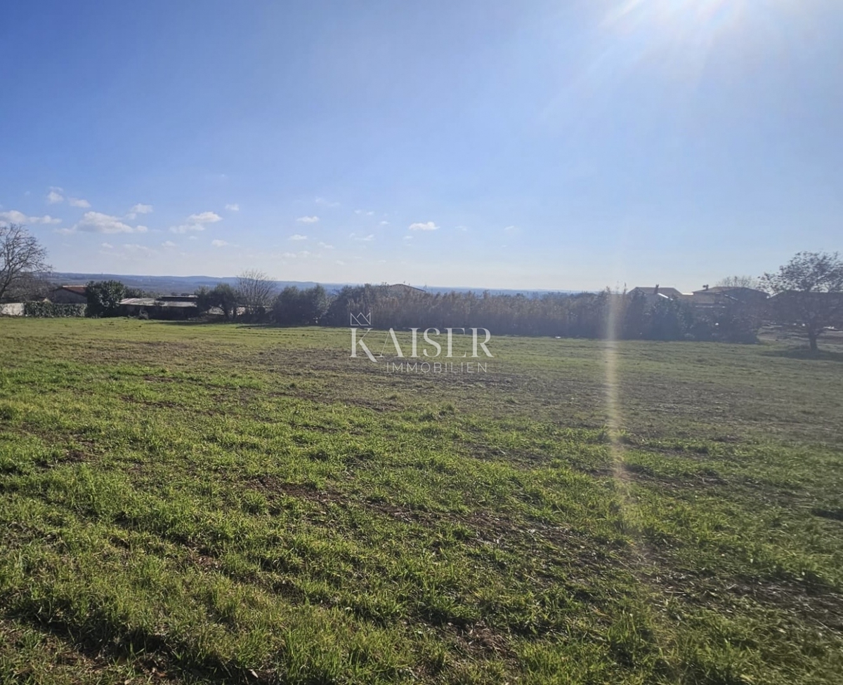 Istria, Parenzo - attraente terreno edificabile 3.150 m2
