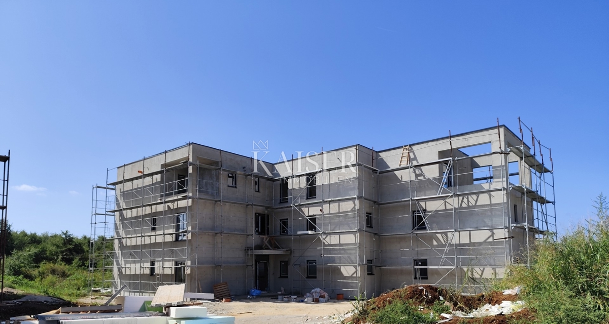 Istria, Parenzo - appartamento al piano terra con tre camere da letto, a 800 m dal mare