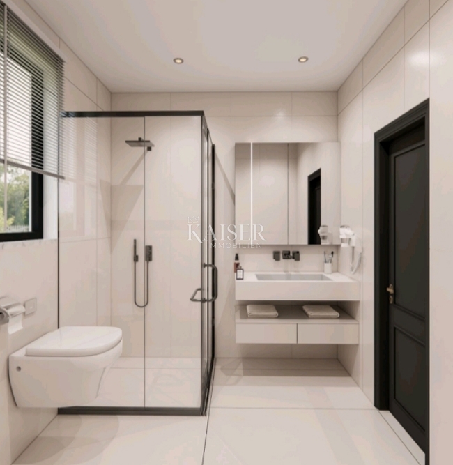 Istria, Parenzo - appartamento al piano terra con tre camere da letto, a 800 m dal mare