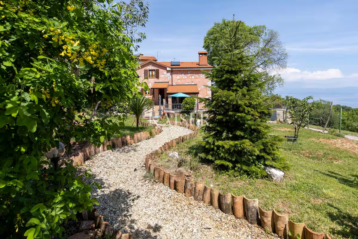 Opatija, Brseč - graziosa casa con splendida vista mare, 120 m2