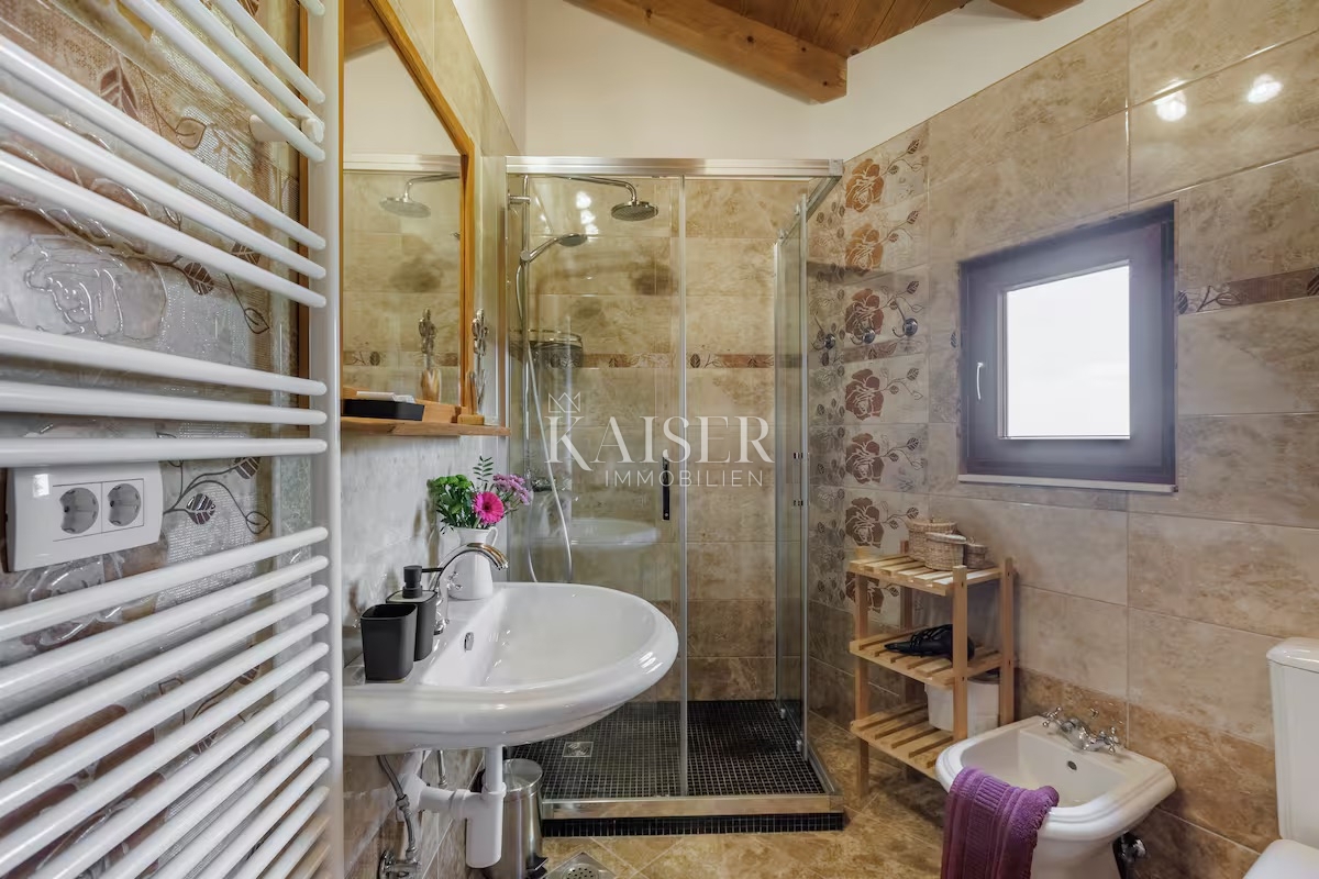 Opatija, Brseč - graziosa casa con splendida vista mare, 120 m2