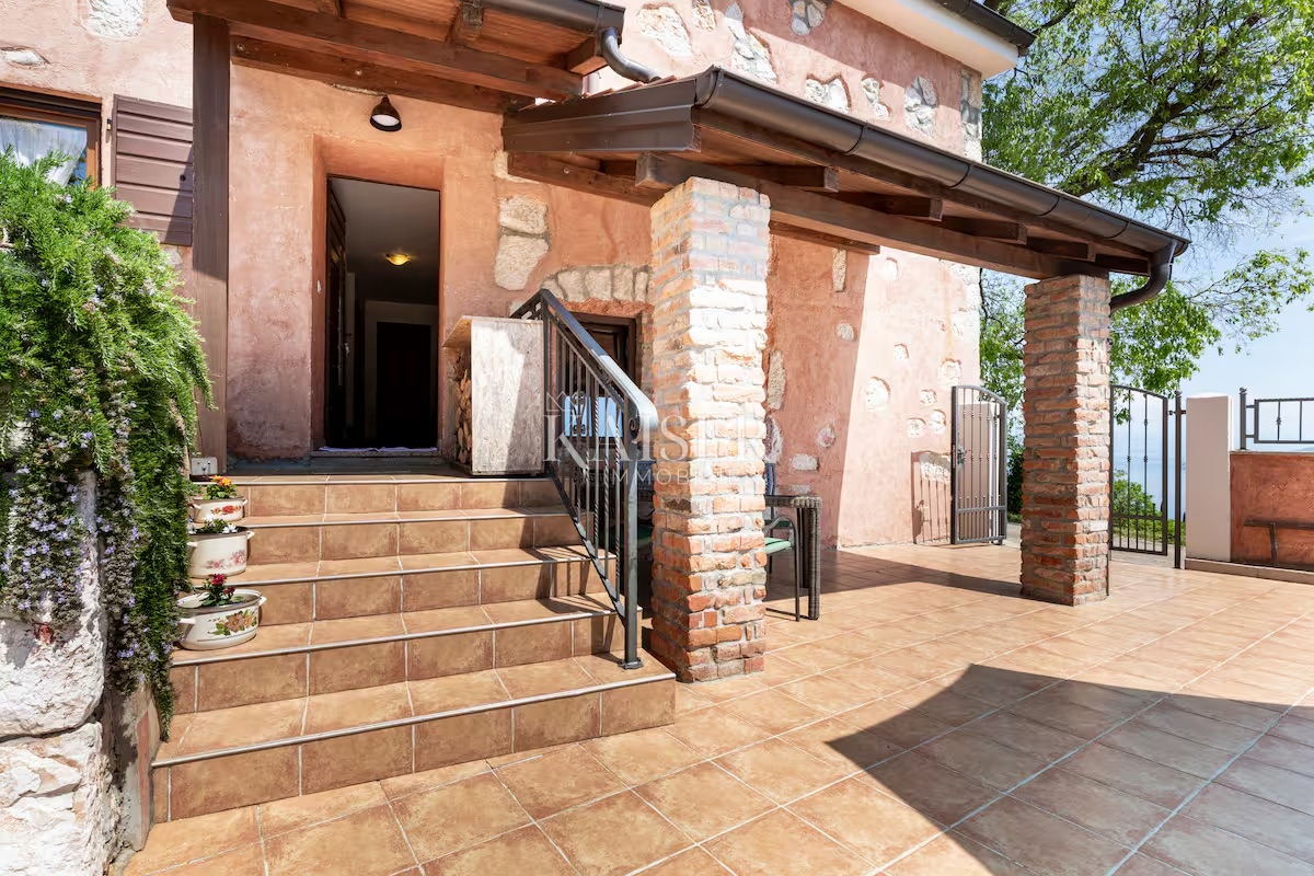 Opatija, Brseč - graziosa casa con splendida vista mare, 120 m2