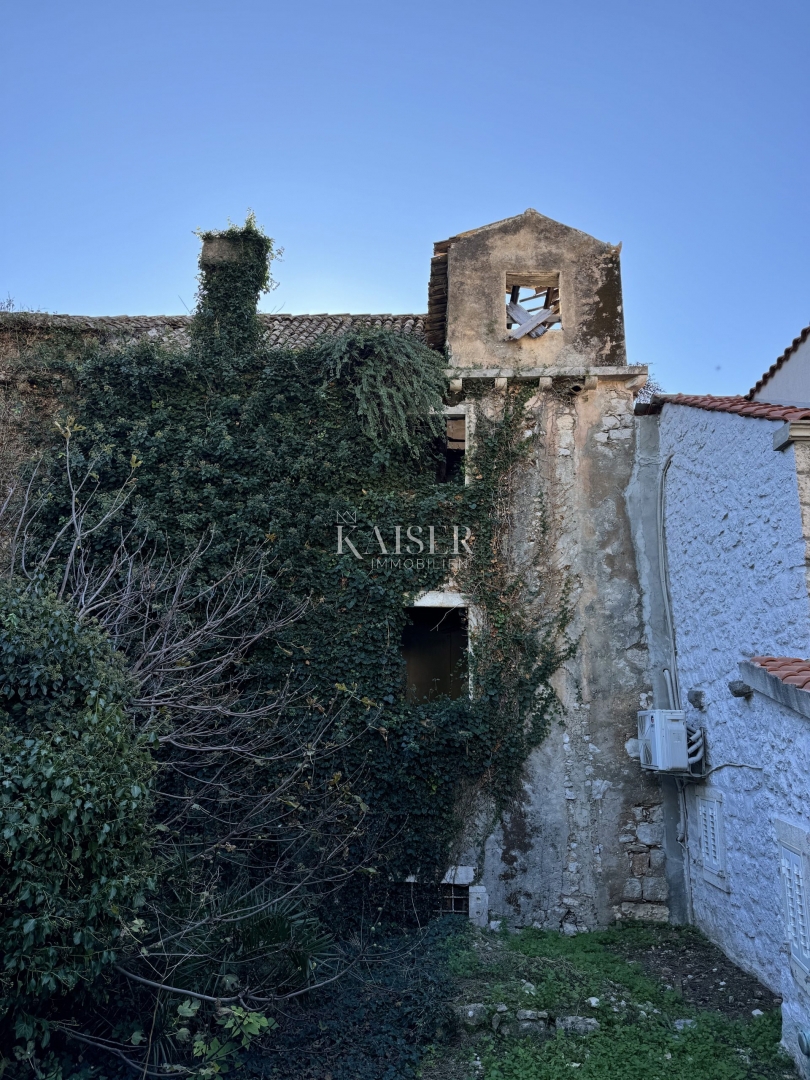 Palazzo storico a Sipanska Luka