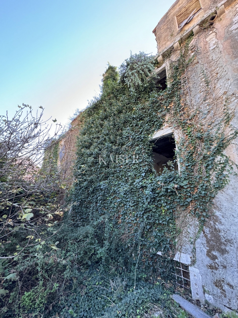 Palazzo storico a Sipanska Luka