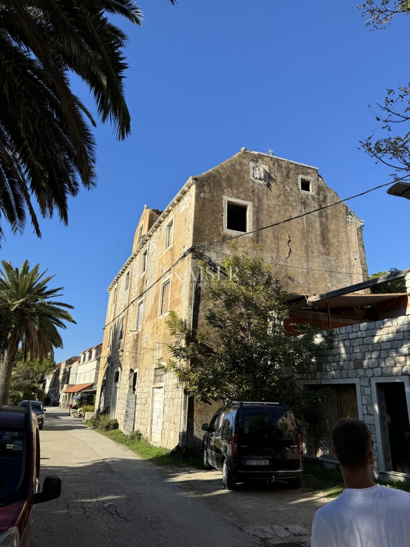 Palazzo storico a Sipanska Luka