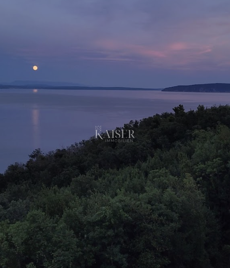 Lovran – terreno edificabile a 100 metri dal mare con un progetto per 6 unità residenziali di lusso.