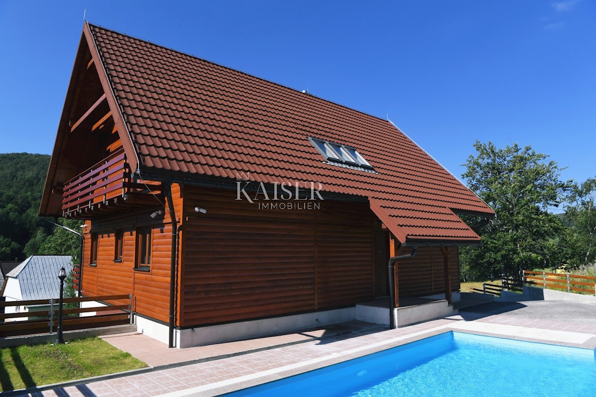 Mrkopalj, una bella casa in legno con piscina