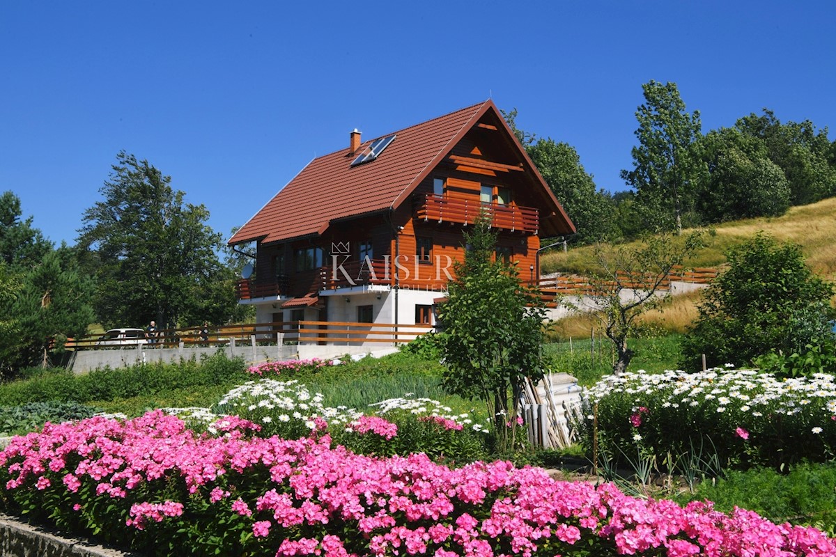 Mrkopalj, una bella casa in legno con piscina