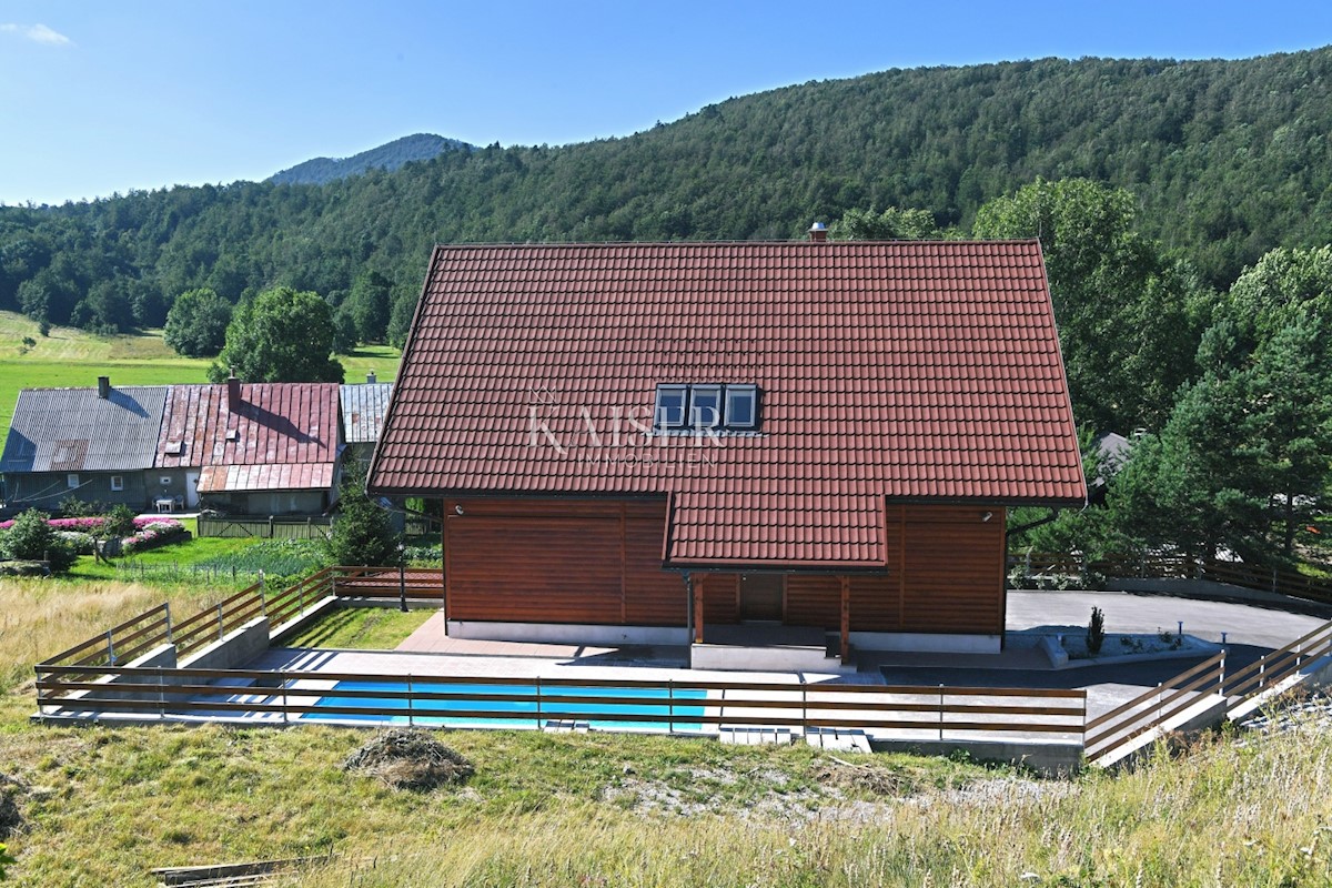 Mrkopalj, una bella casa in legno con piscina