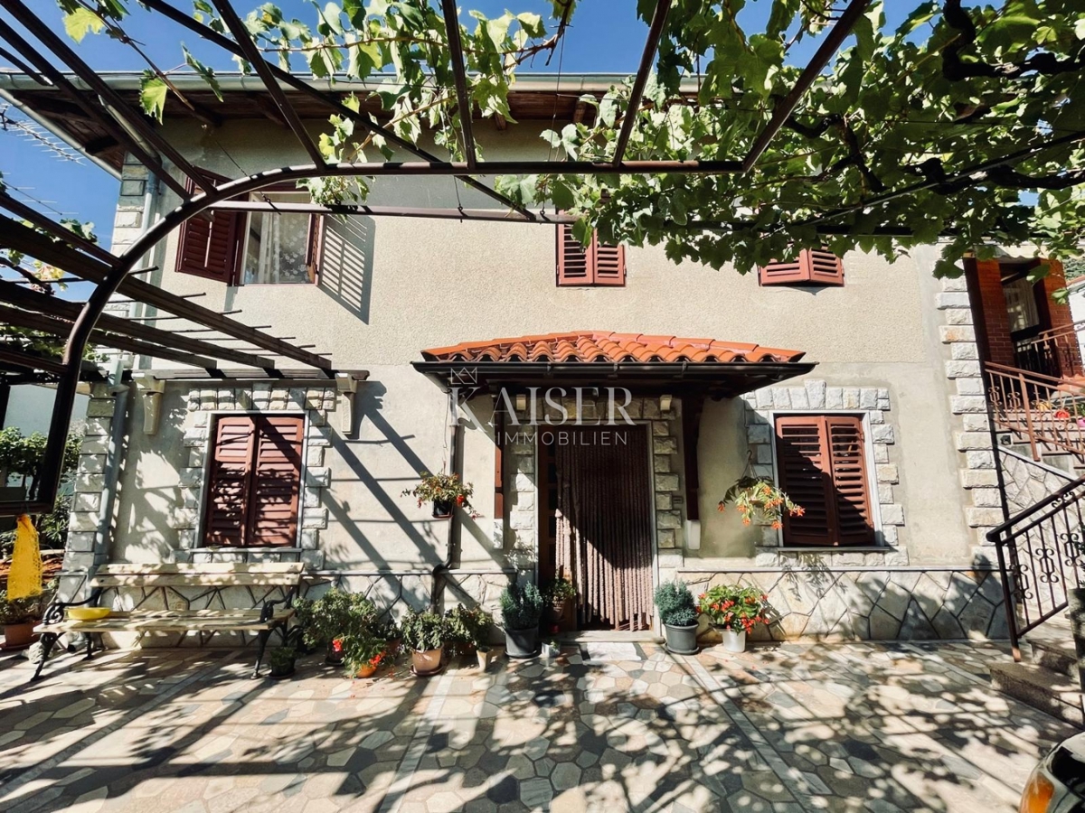 Opatija, Lovran – Piano di una casa familiare con terrazza e giardino al centro