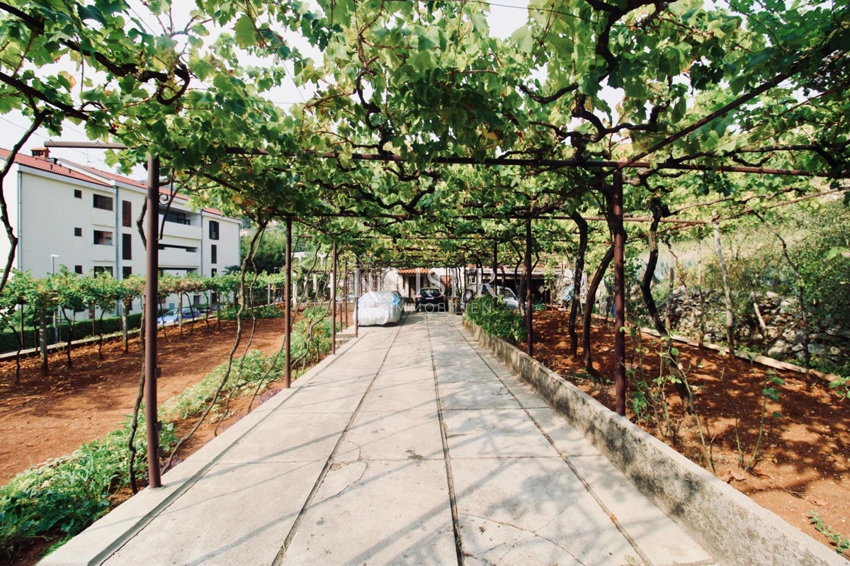 Opatija, Lovran – Piano di una casa familiare con terrazza e giardino al centro