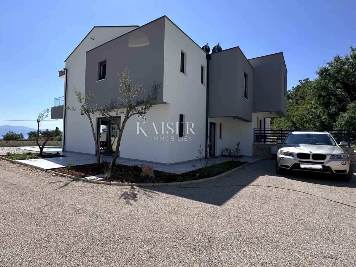 Isola di Krk, vicinanze di Vrbnik - casa bifamiliare modernamente arredata, 150 m2