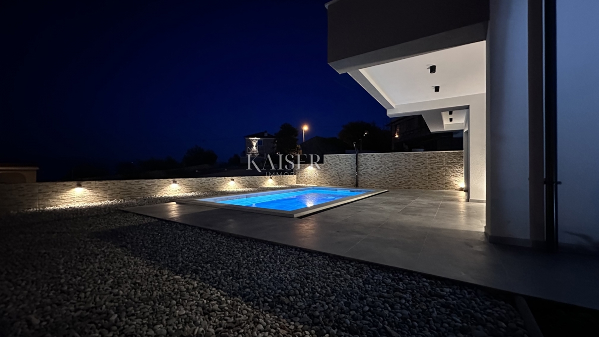 Isola di Krk, vicinanze di Vrbnik - casa bifamiliare modernamente arredata, 150 m2