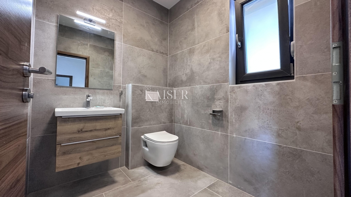 Isola di Krk, vicinanze di Vrbnik - casa bifamiliare modernamente arredata, 150 m2