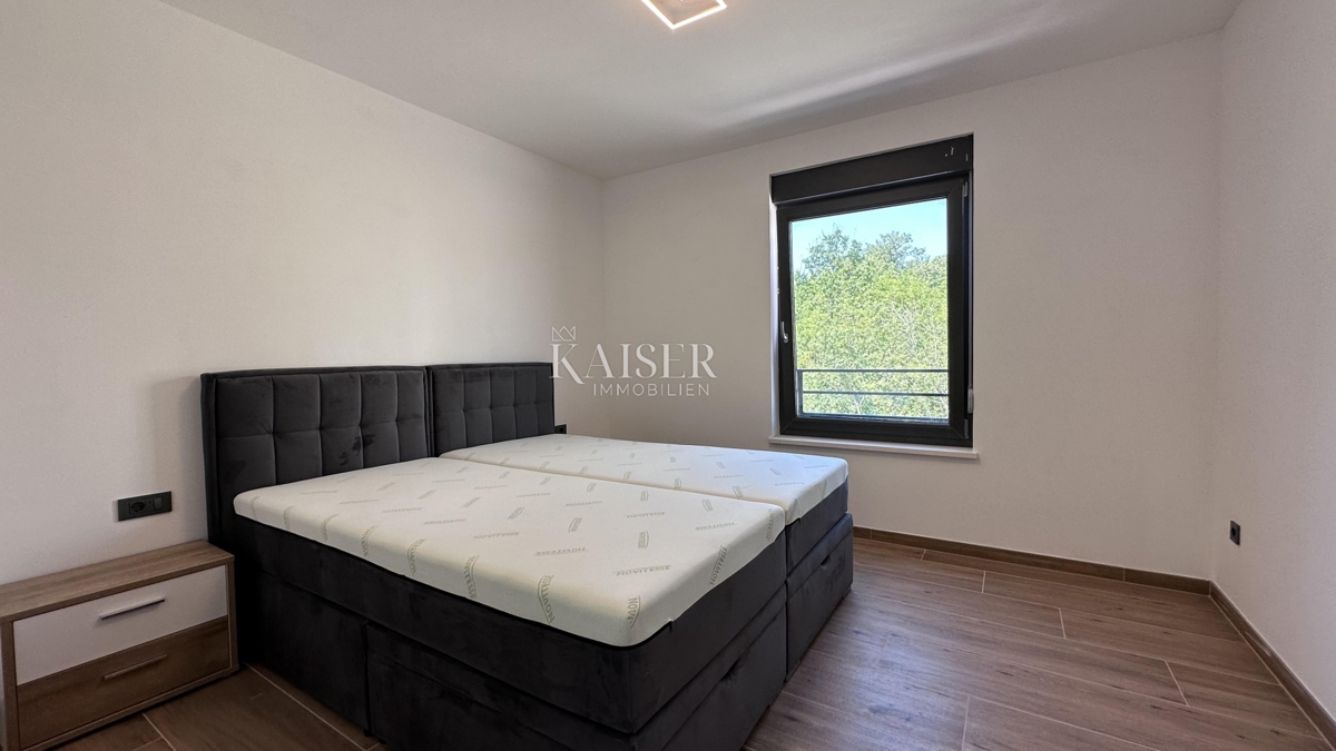 Isola di Krk, vicinanze di Vrbnik - casa bifamiliare modernamente arredata, 150 m2