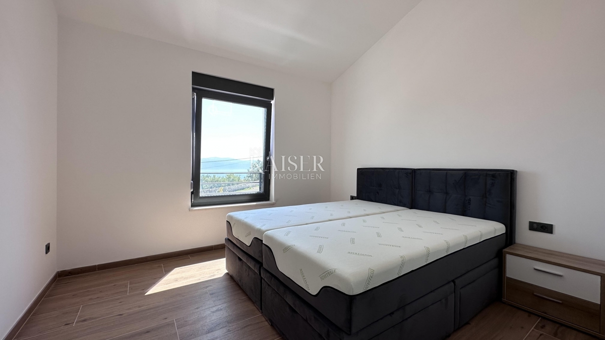 Isola di Krk, vicinanze di Vrbnik - casa bifamiliare modernamente arredata, 150 m2