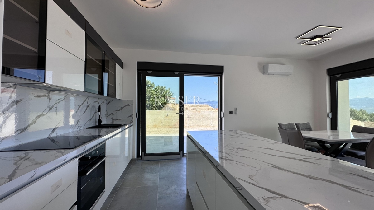 Isola di Krk, vicinanze di Vrbnik - casa bifamiliare modernamente arredata, 150 m2