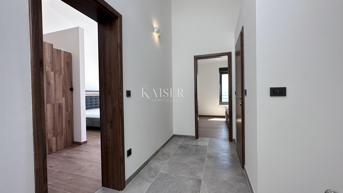 Isola di Krk, vicinanze di Vrbnik - casa bifamiliare modernamente arredata, 150 m2