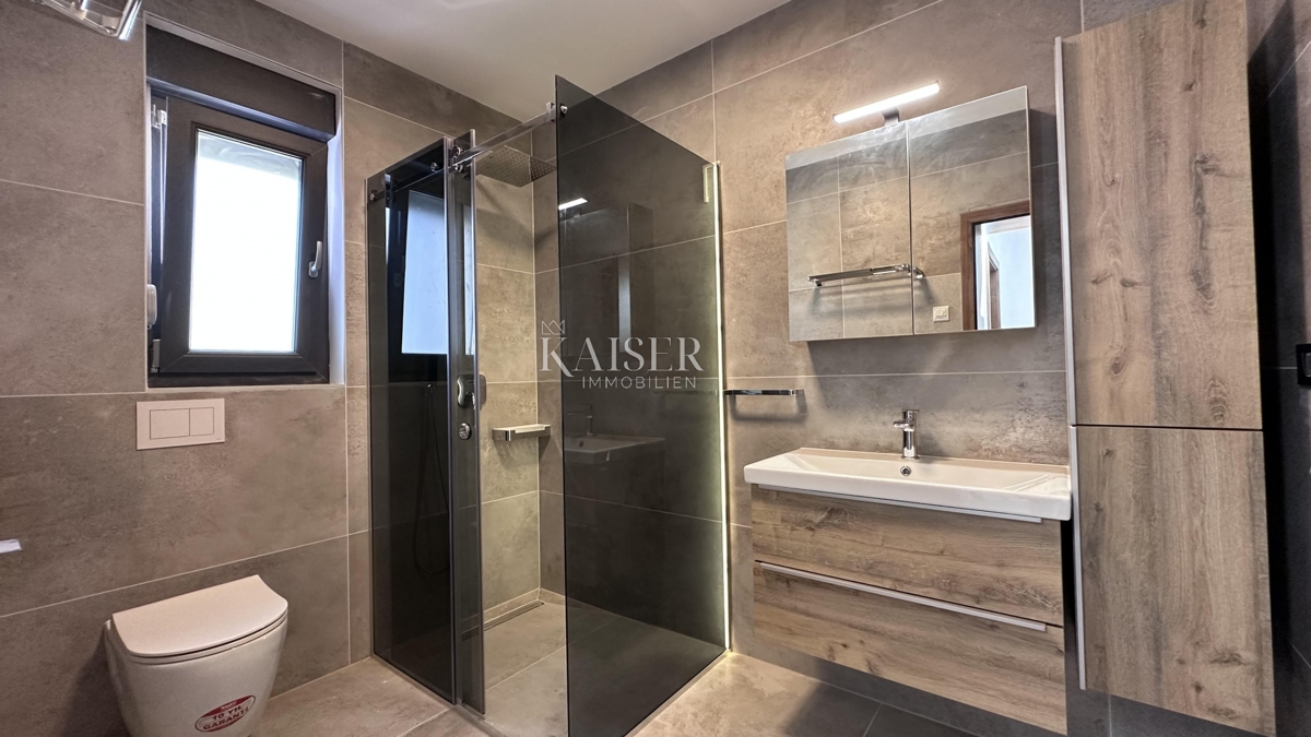 Isola di Krk, vicinanze di Vrbnik - casa bifamiliare modernamente arredata, 150 m2