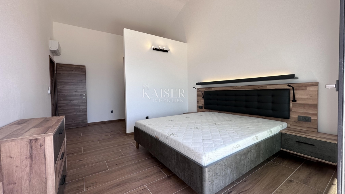 Isola di Krk, vicinanze di Vrbnik - casa bifamiliare modernamente arredata, 150 m2