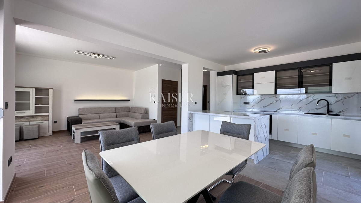 Isola di Krk, vicinanze di Vrbnik - casa bifamiliare modernamente arredata, 150 m2