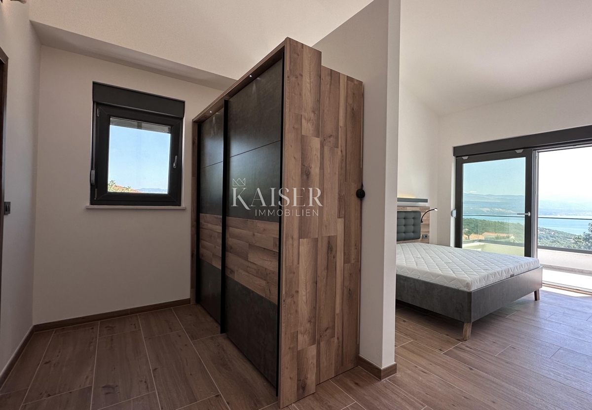 Isola di Krk, vicinanze di Vrbnik - casa bifamiliare modernamente arredata, 150 m2