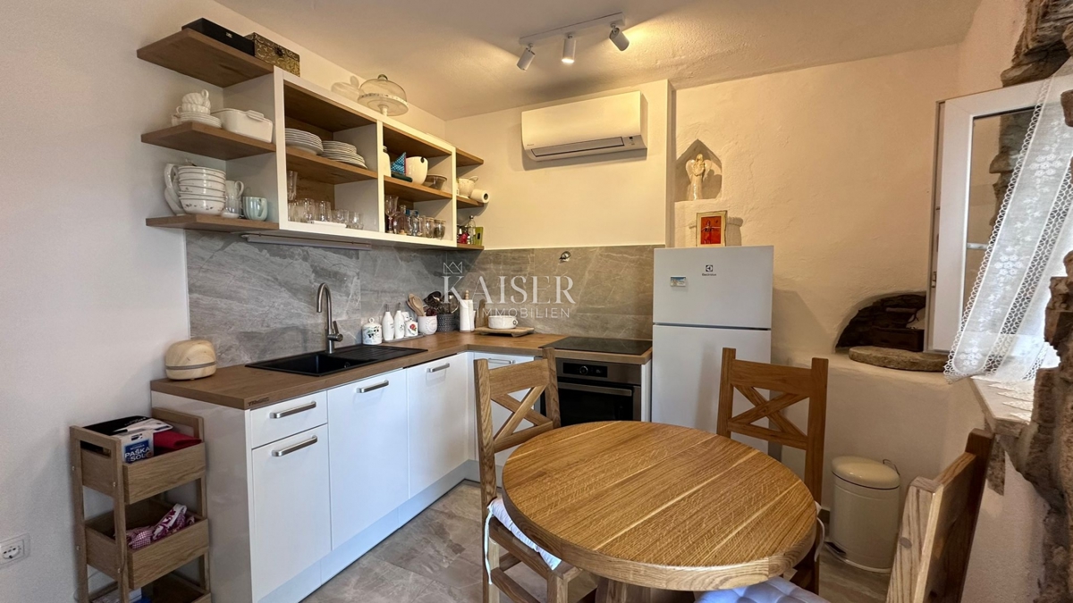 Isola di Krk, Omišalj - casa a schiera con vista mare, 54 m2
