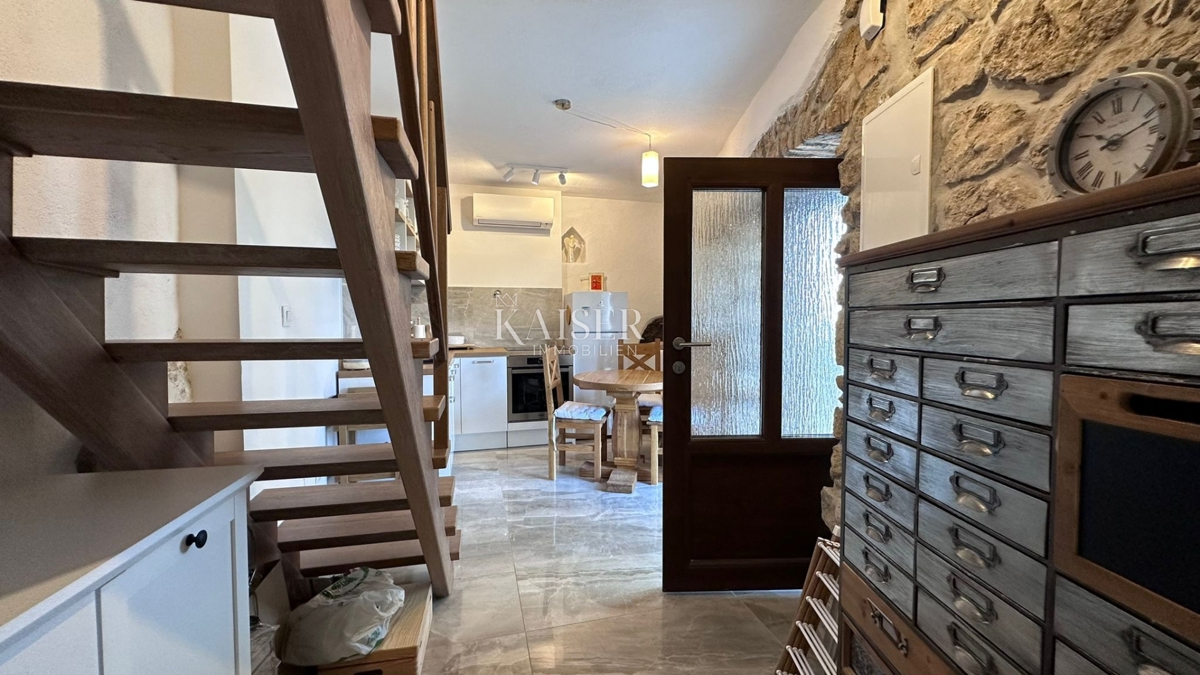 Isola di Krk, Omišalj - casa a schiera con vista mare, 54 m2