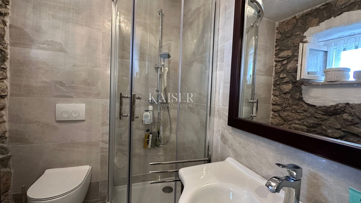 Isola di Krk, Omišalj - casa a schiera con vista mare, 54 m2