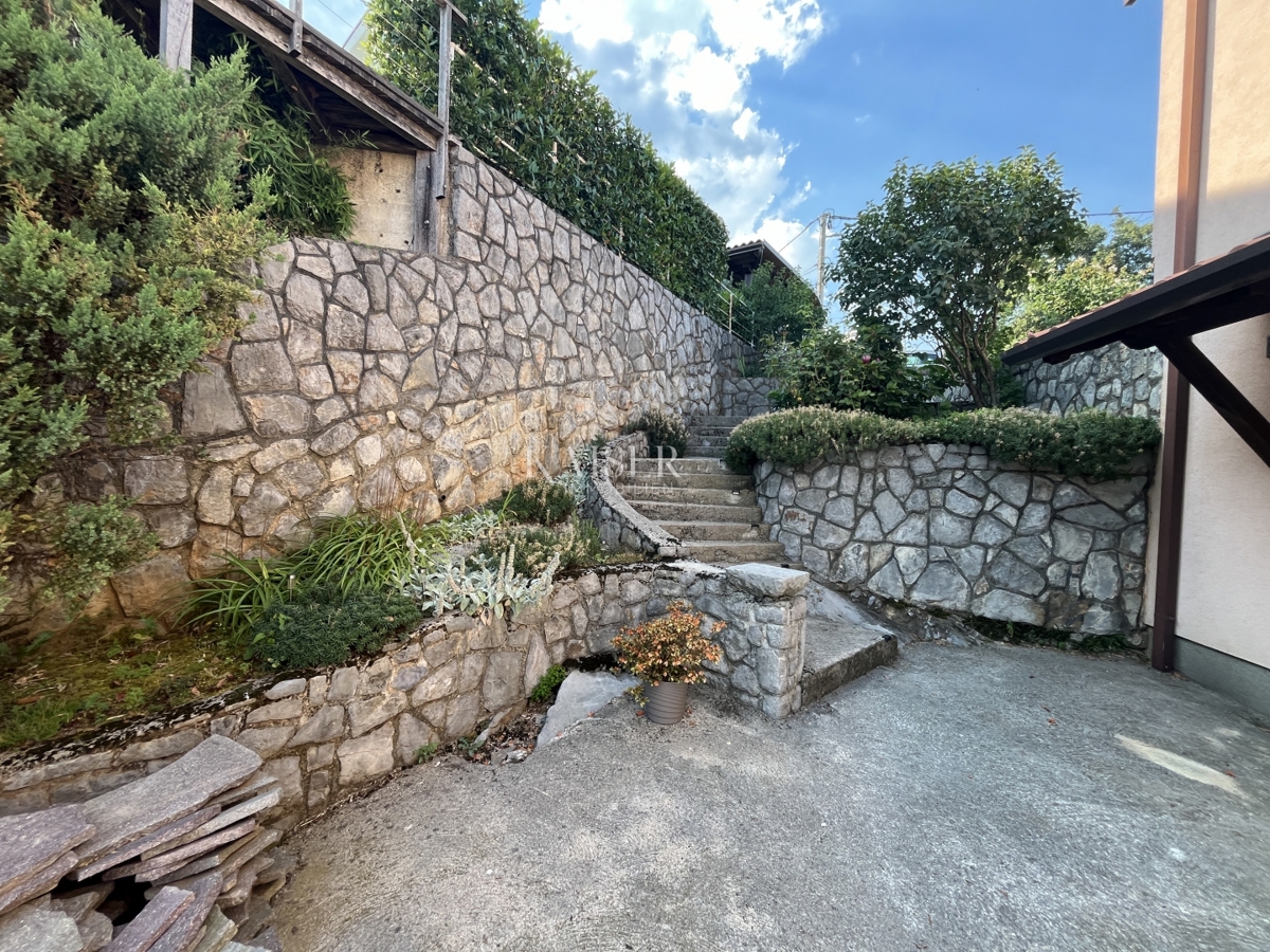 Abbazia, Veprinac - Casa con due appartamenti, ampio terreno e vista mare