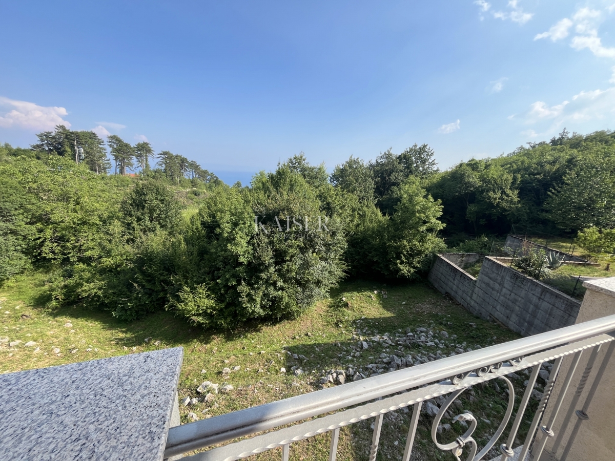 Abbazia, Veprinac - Casa con due appartamenti, ampio terreno e vista mare