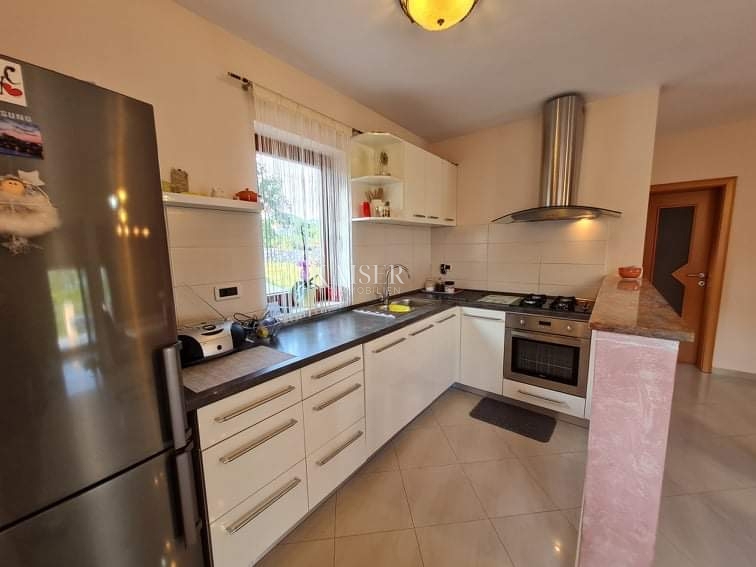 Abbazia, Veprinac - Casa con due appartamenti, ampio terreno e vista mare