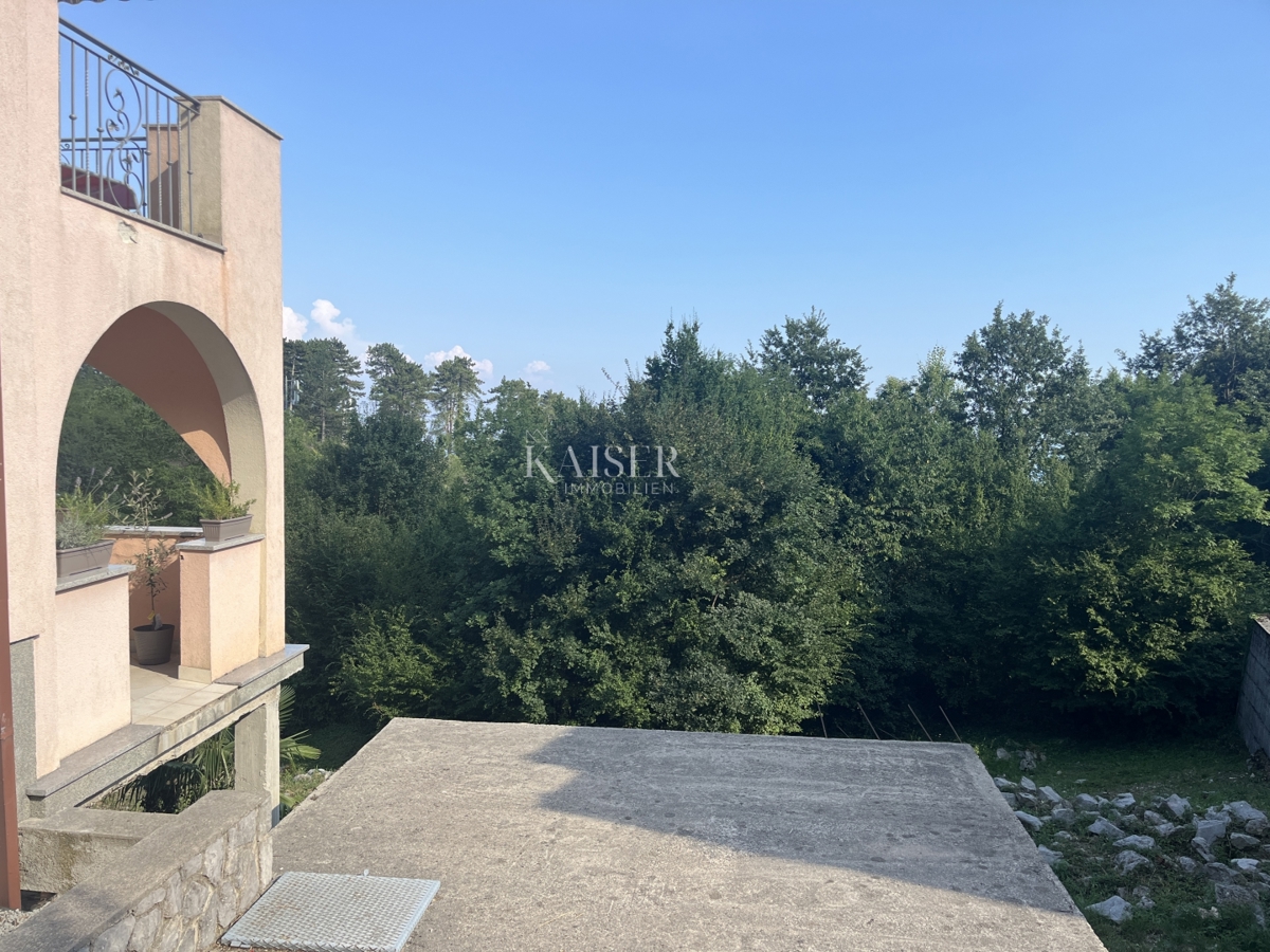 Abbazia, Veprinac - Casa con due appartamenti, ampio terreno e vista mare