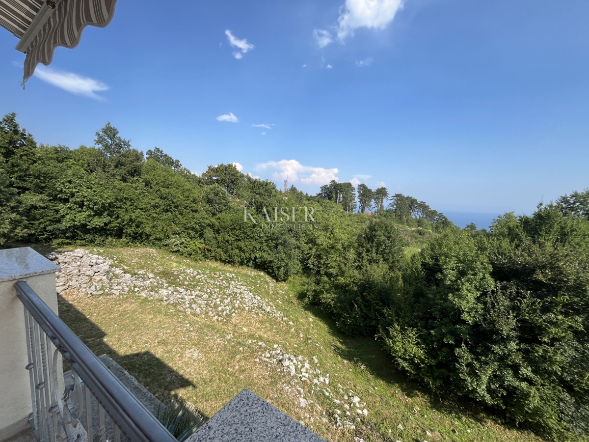 Abbazia, Veprinac - Casa con due appartamenti, ampio terreno e vista mare